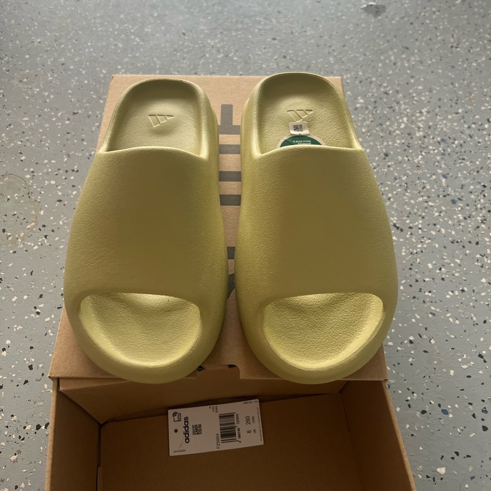 NWT adidas Yeezy Slide Resin with box Size 8 UK (around 10 US) UNISEX - Picture 4 of 9